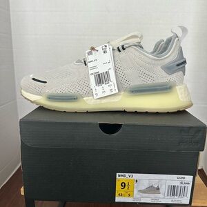 NWT Men’s 9.5 Adidas NMD V3 Sneakers in Light Gray. GX2090. In Original Box.